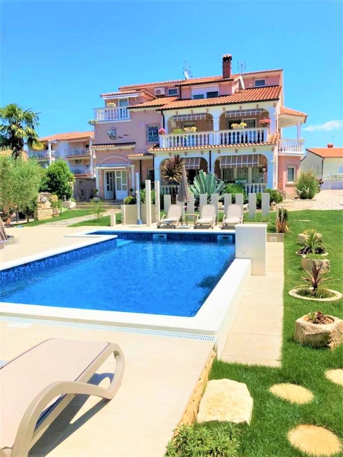 Apartment Villa Engel With Pool Пореч Екстериор снимка